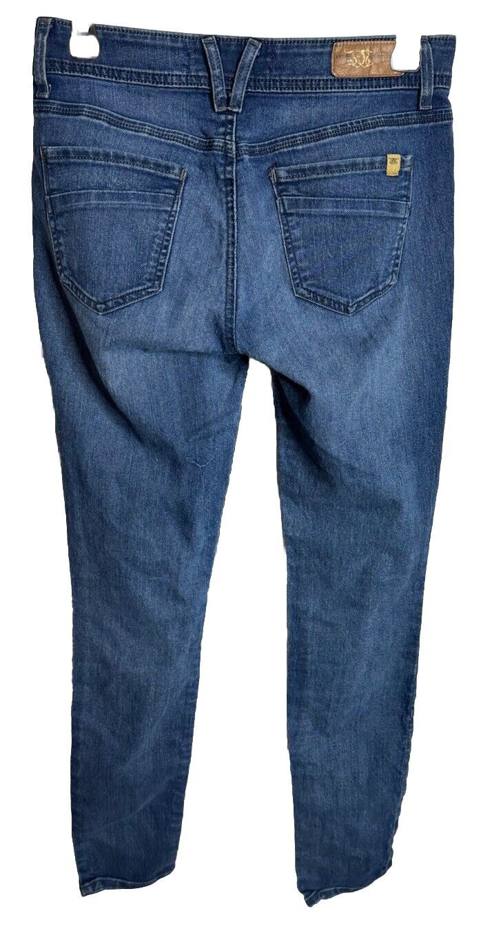 Devine rights of denim jeans SIZE 27 low rise boot cut