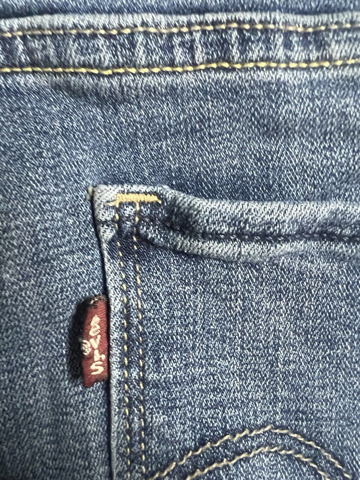 Levis women's mid rise Skinny blue jeans size 6,