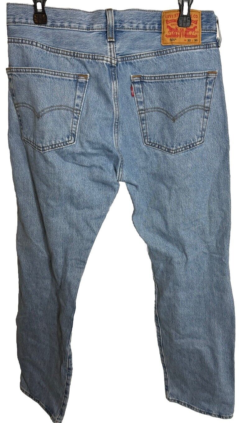 Levi’s 501 Men’s Blue Straight Leg Button fly 100% Cotton Jeans Sz 32 X 30
