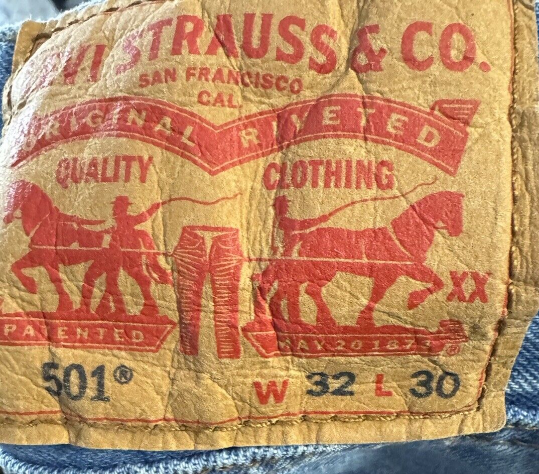 Levi’s 501 Men’s Blue Straight Leg Button fly 100% Cotton Jeans Sz 32 X 30