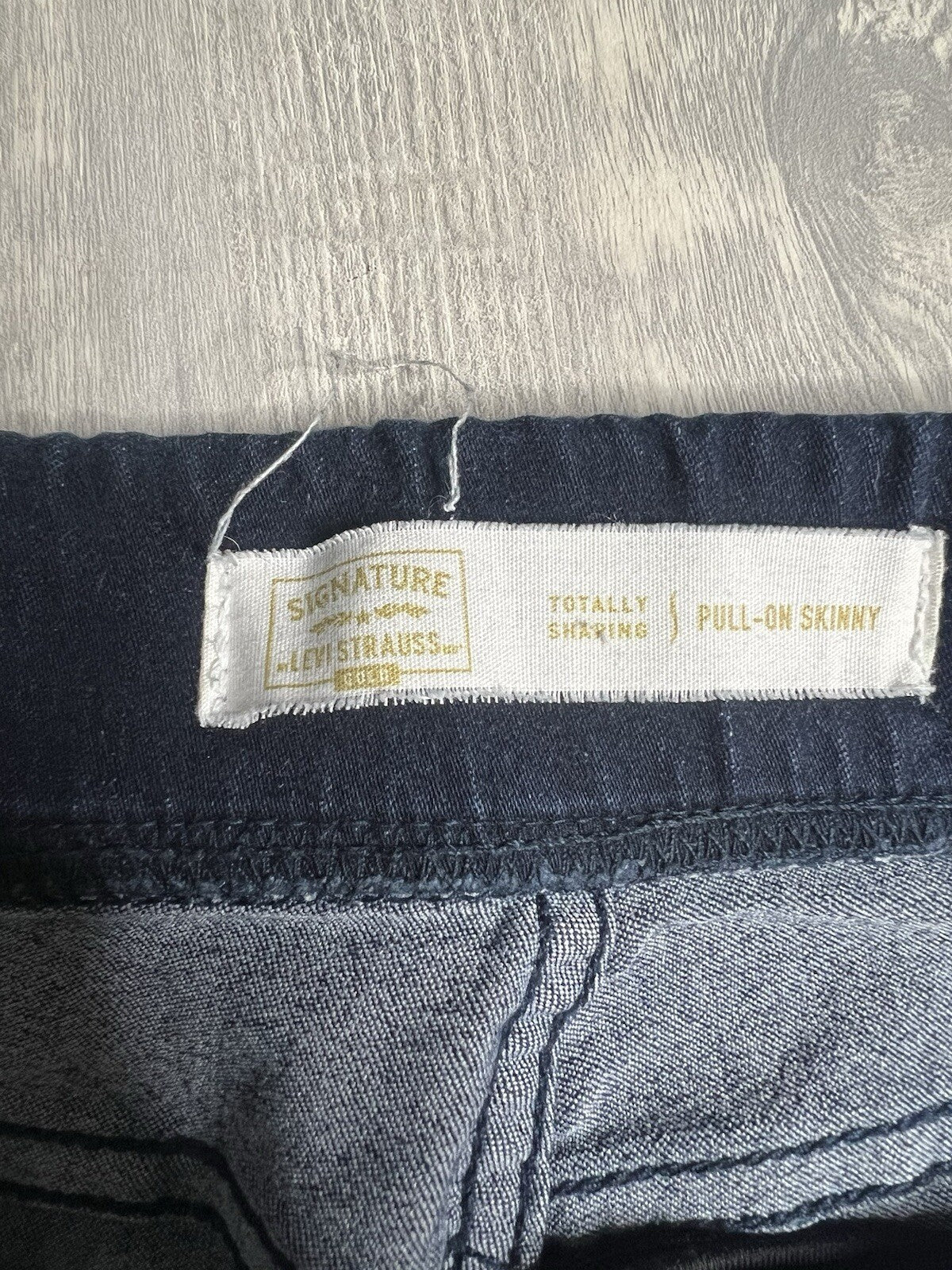 Signature Levi's strauss jeans size 6 women totally shaping pull on W28 L28