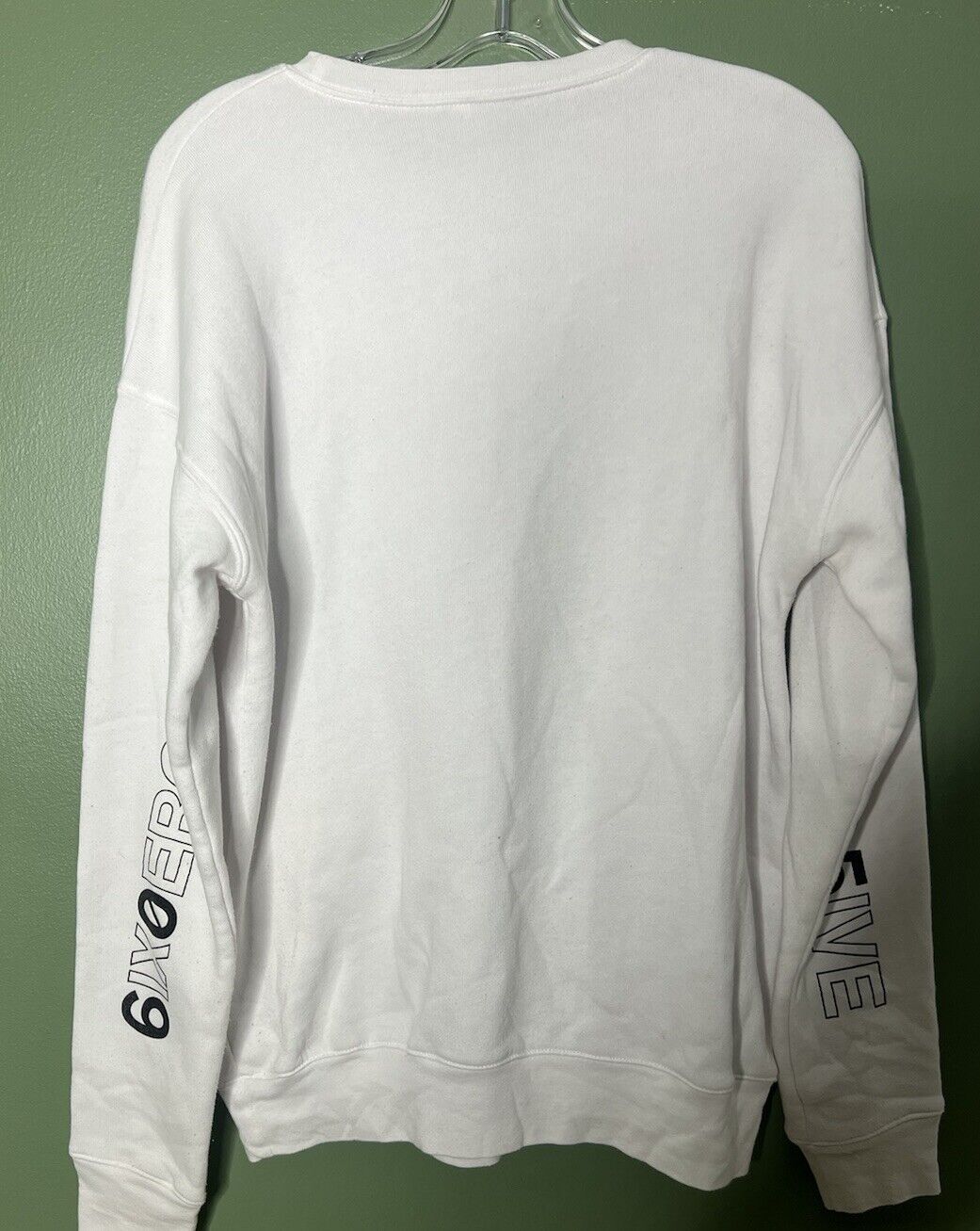 605 Sweater Size Medium White