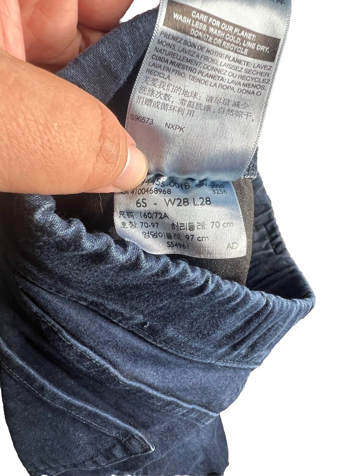 Signature Levi's strauss jeans size 6 women totally shaping pull on W28 L28