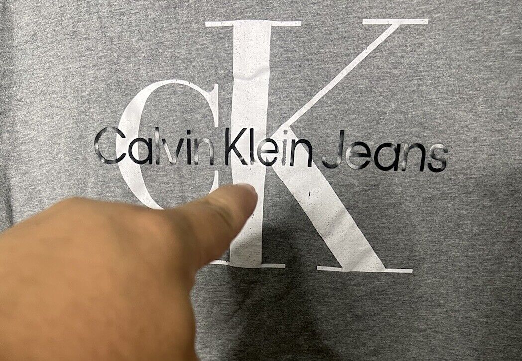 Calvin Klein T-Shirt Mens Small Short Sleeve Crew Neck Graphic Logo/ Wear Tear
