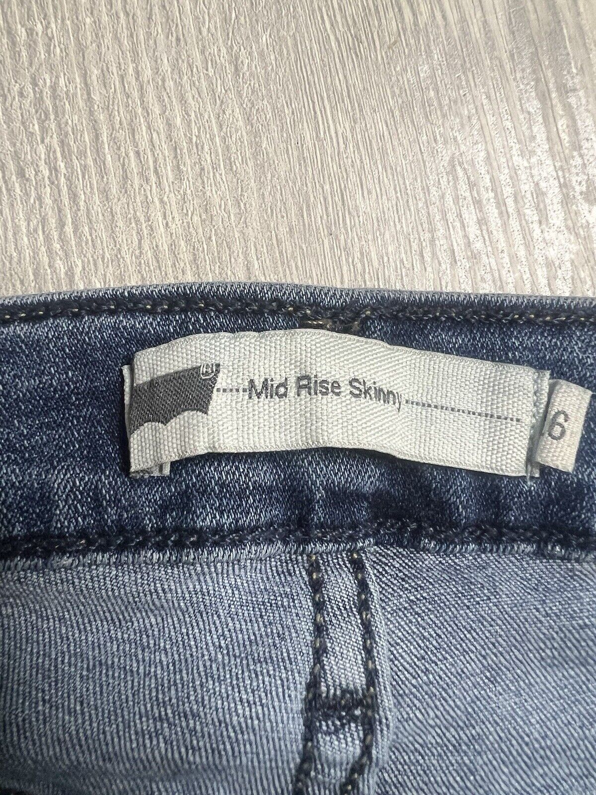Levis women's mid rise Skinny blue jeans size 6,