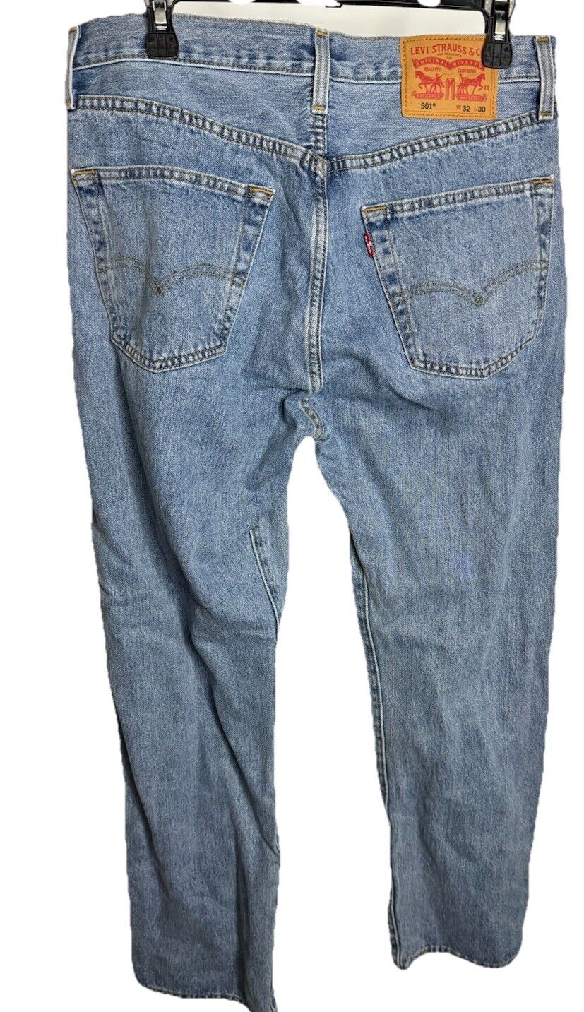 Levis 501 Jeans Mens 32 x 30 Blue Light Wash Straight Leg Button Fly 90s