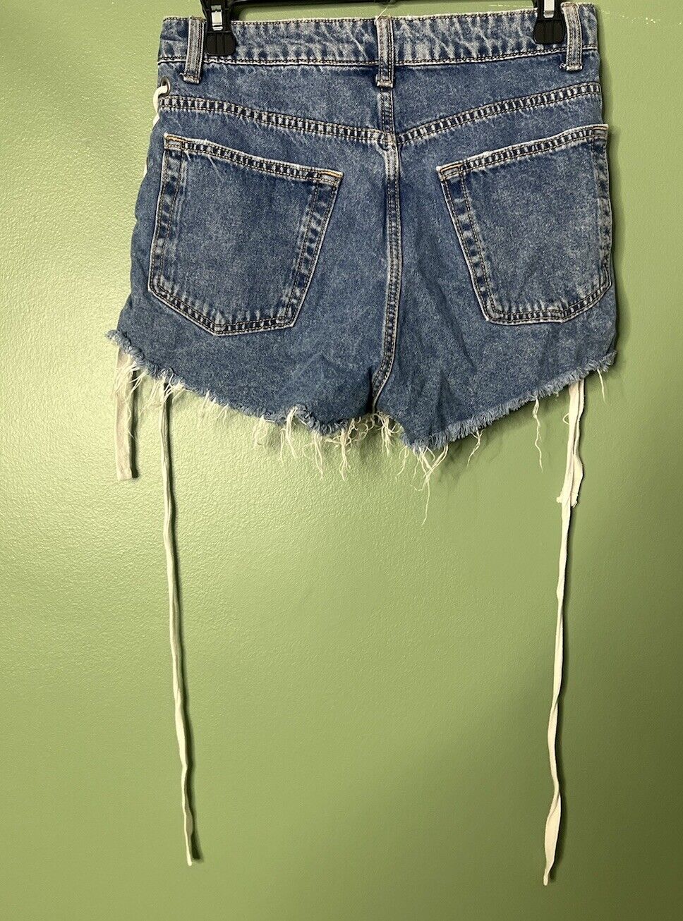 H&M DIVIDED Medium Denim Wash Distressed Shorts Size 6