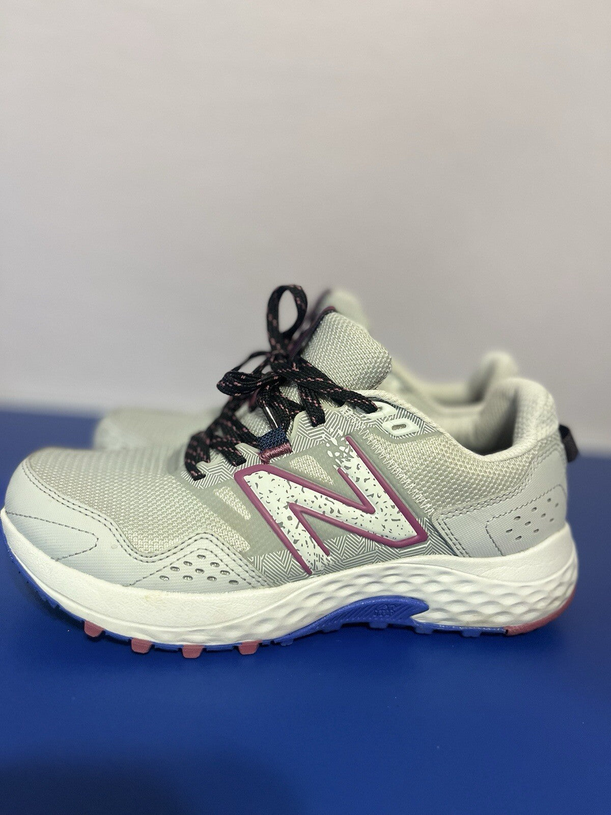 Women's New Balance Trail Running Shoe WT410LR8 Grey Blue Mesh Synthetic Sz. 7.5