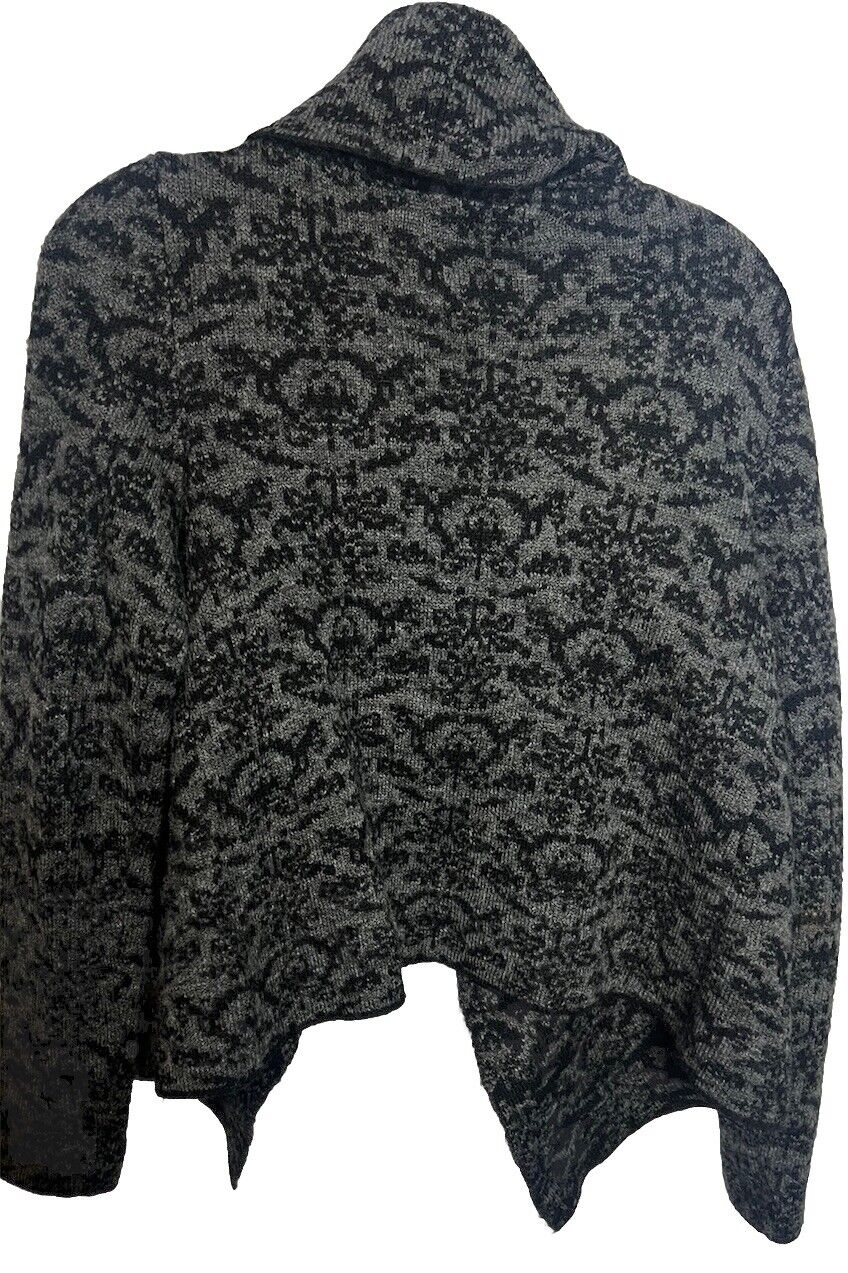 Ellen Tracy Cardigan Sweater Women’s Small One Stain
