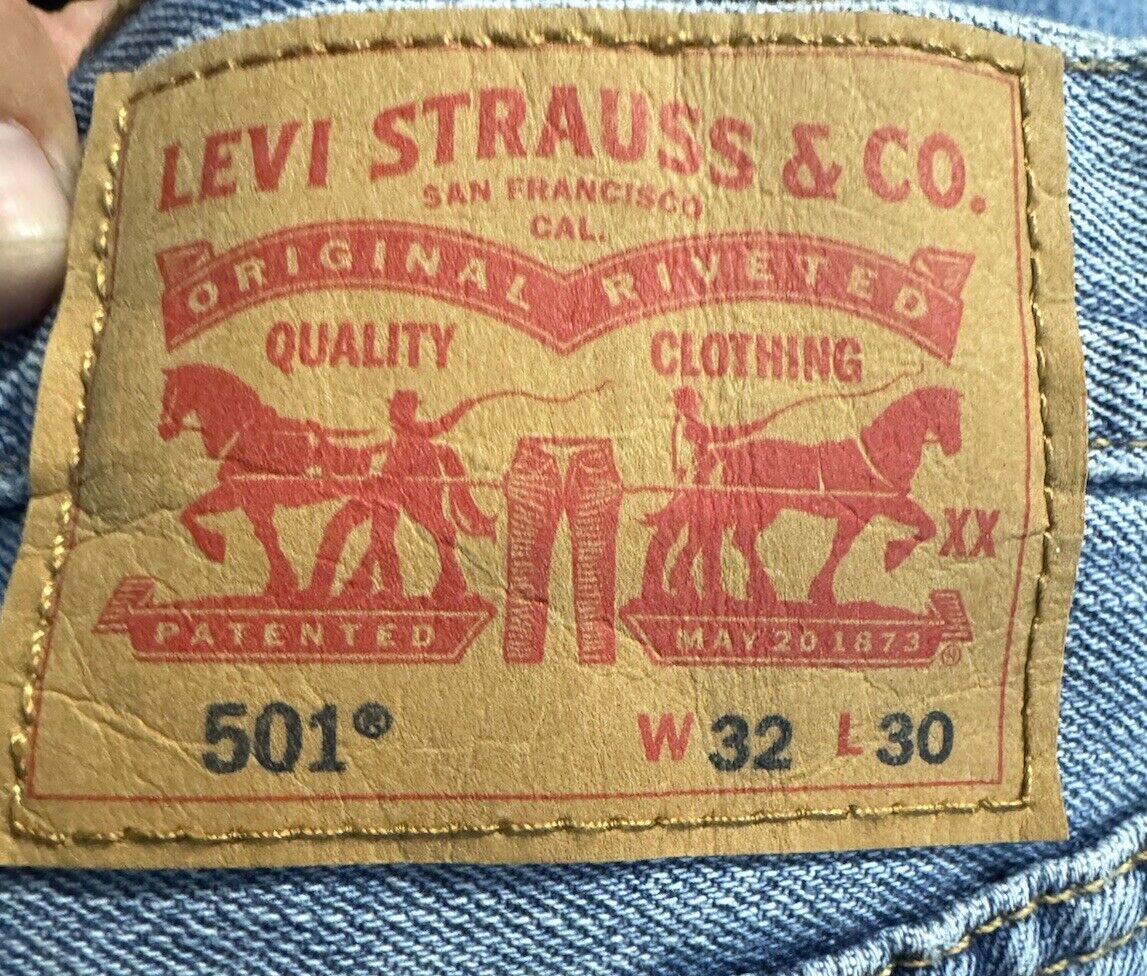 Levis 501 Jeans Mens 32 x 30 Blue Light Wash Straight Leg Button Fly 90s