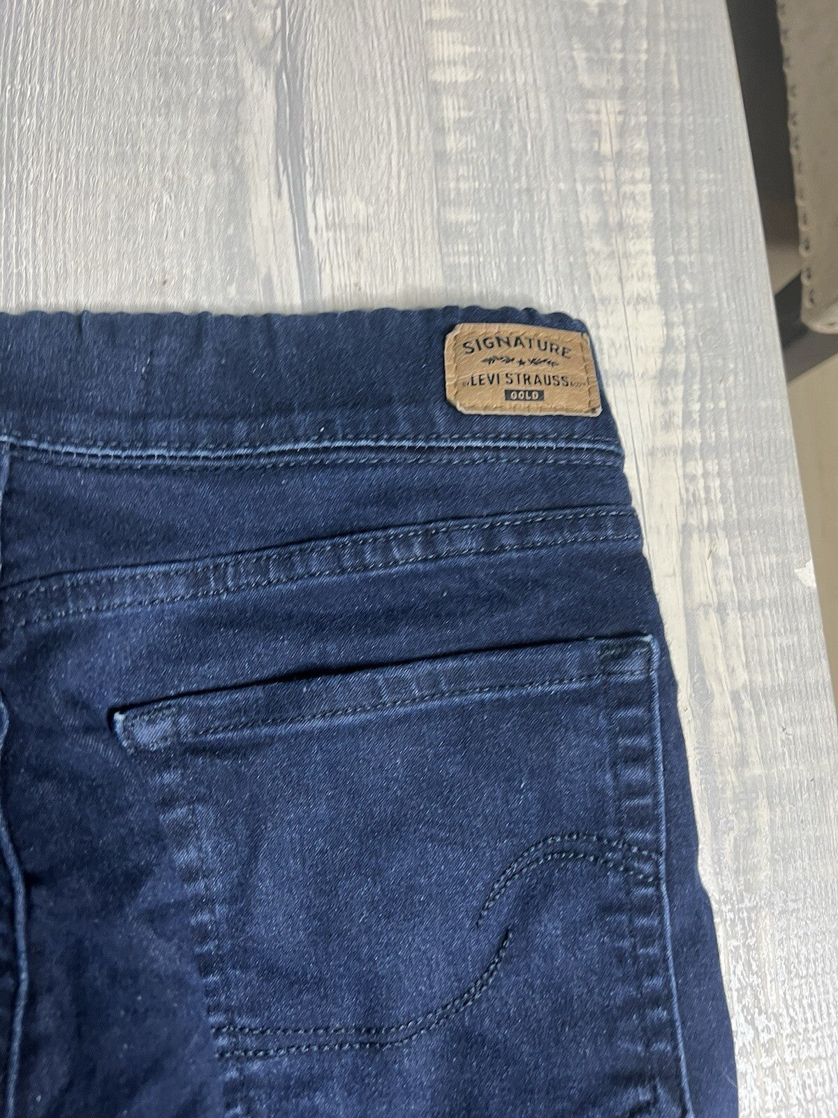Signature Levi's strauss jeans size 6 women totally shaping pull on W28 L28