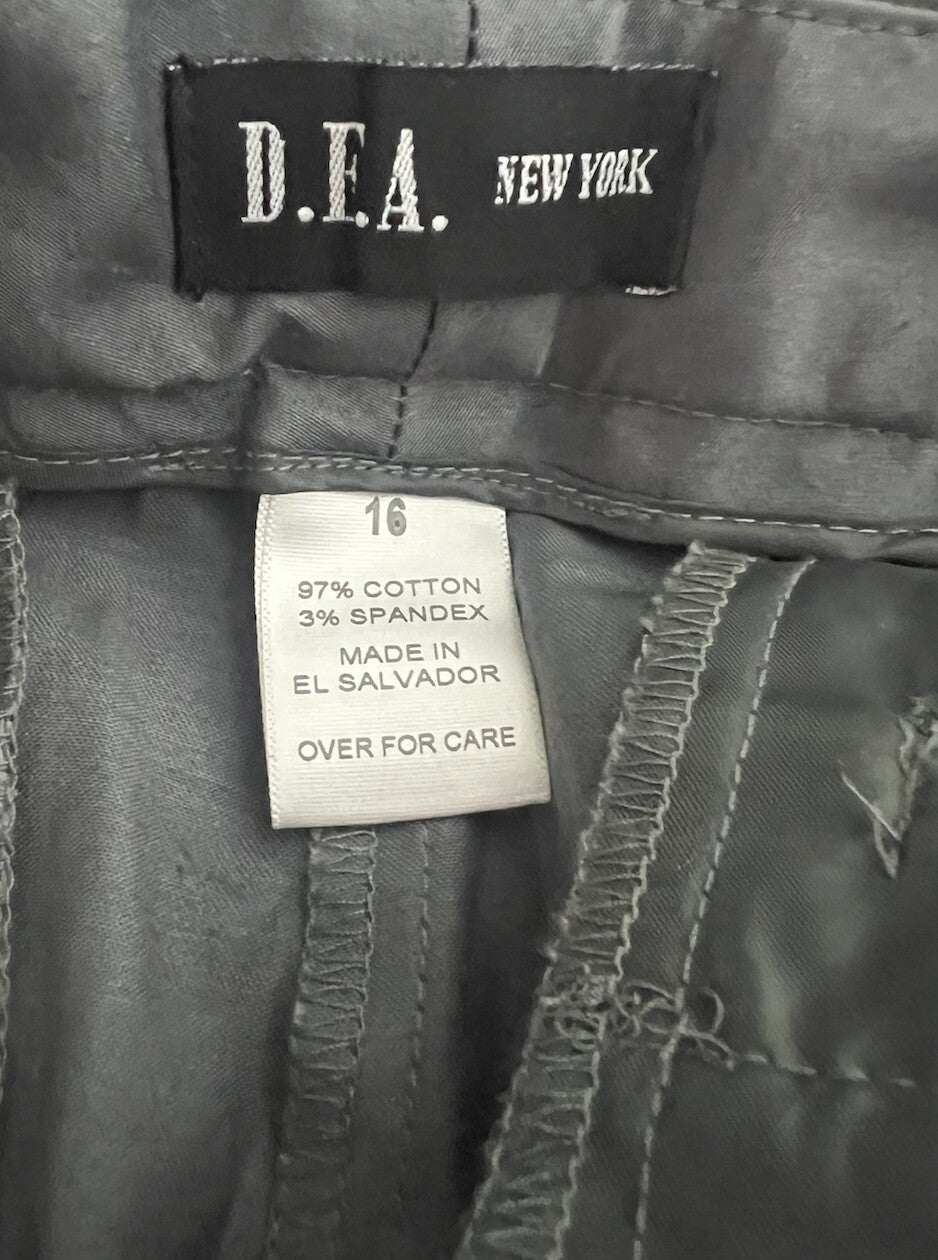 NWT D.F.A. NEW YORK WOMEN'S CAPRIS 16